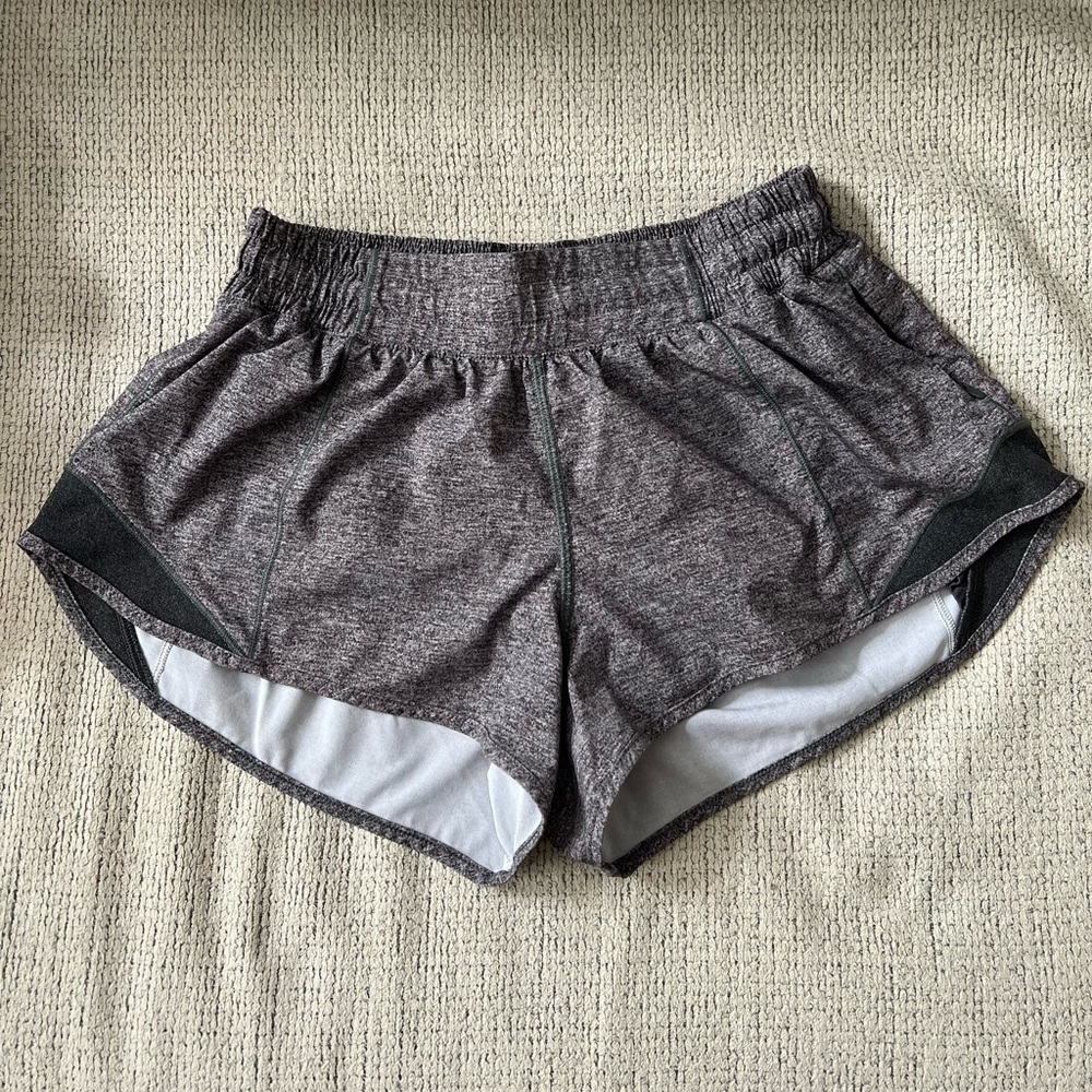 Lululemon Hotty Hot Low-Rise Lined Short 2.5” Color black/gray size 6 regular
